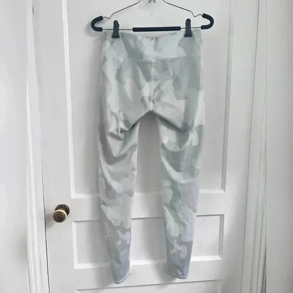 Alo High Waist Vapor Legging in White Camouflage - Picture 2 of 9